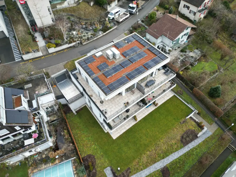 Luftbild eines Neubaus mit fertig erstellter Aussenanlage