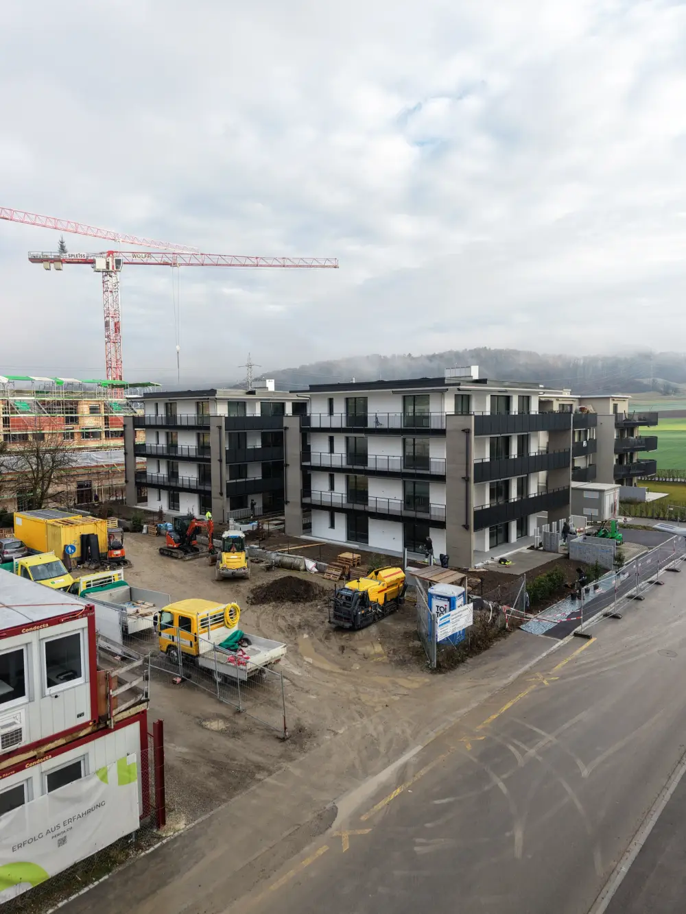 Baumaschinen bei den Aussenanlagen eines Neubaus