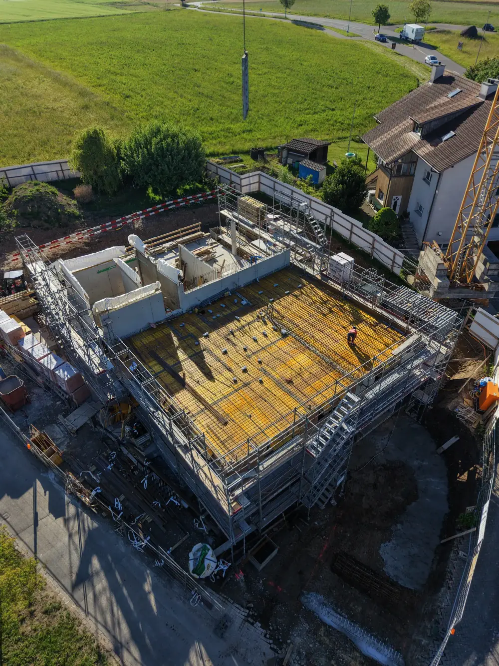 Blick von oben auf eine Geschossdecke mit Schalung und Armierung