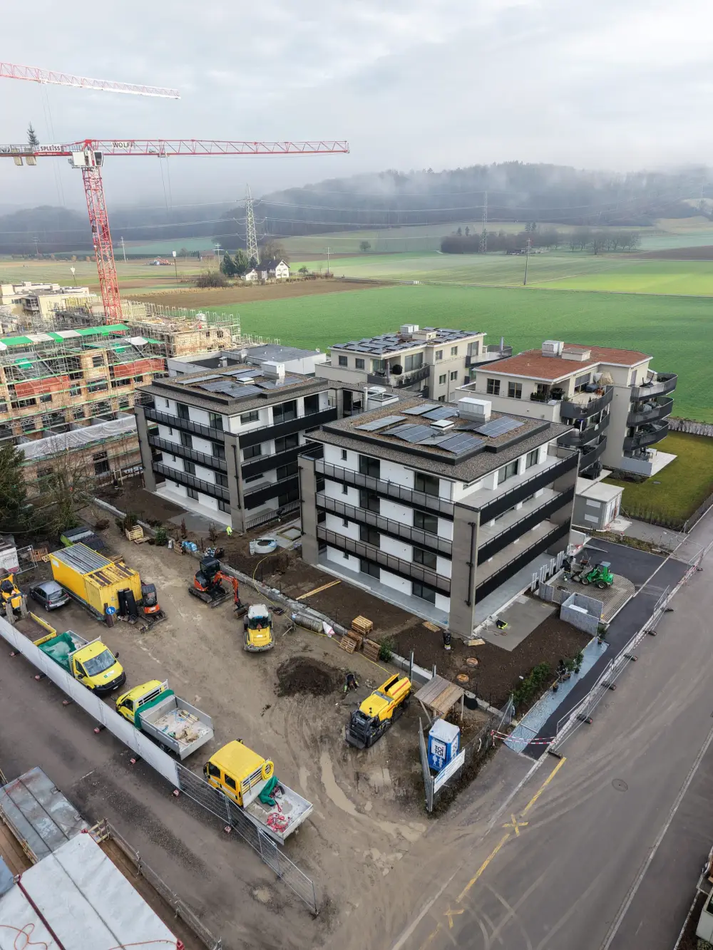 Neubau mit laufenden Umgebungsarbeiten aus der Luft