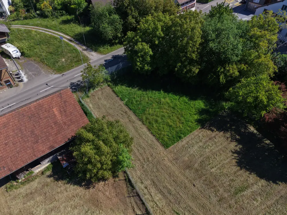 Luftbild des Grundstücks mit Scheune vor dem Rückbau