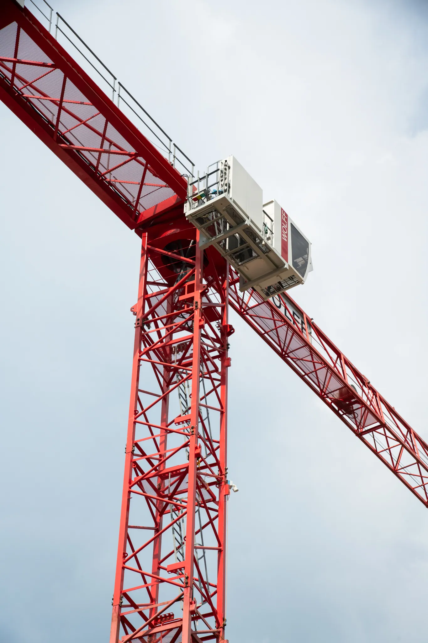 Roter Turmdrehkran der Gebr. Bachmann AG vor blauem Himmel