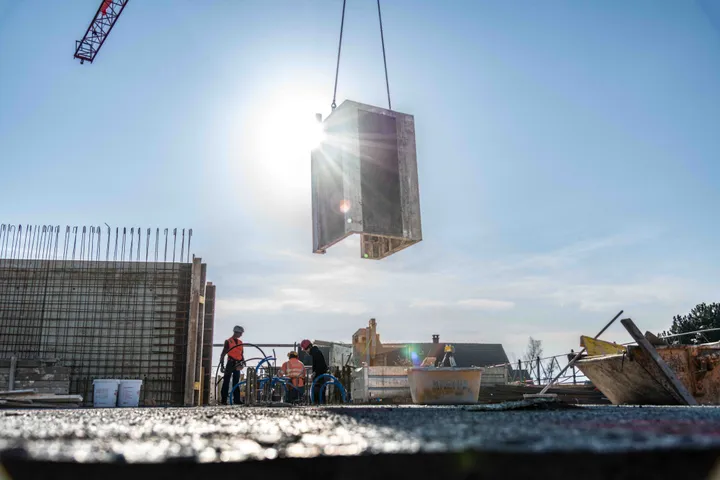 Rückbau eines Betonelements mit Kran