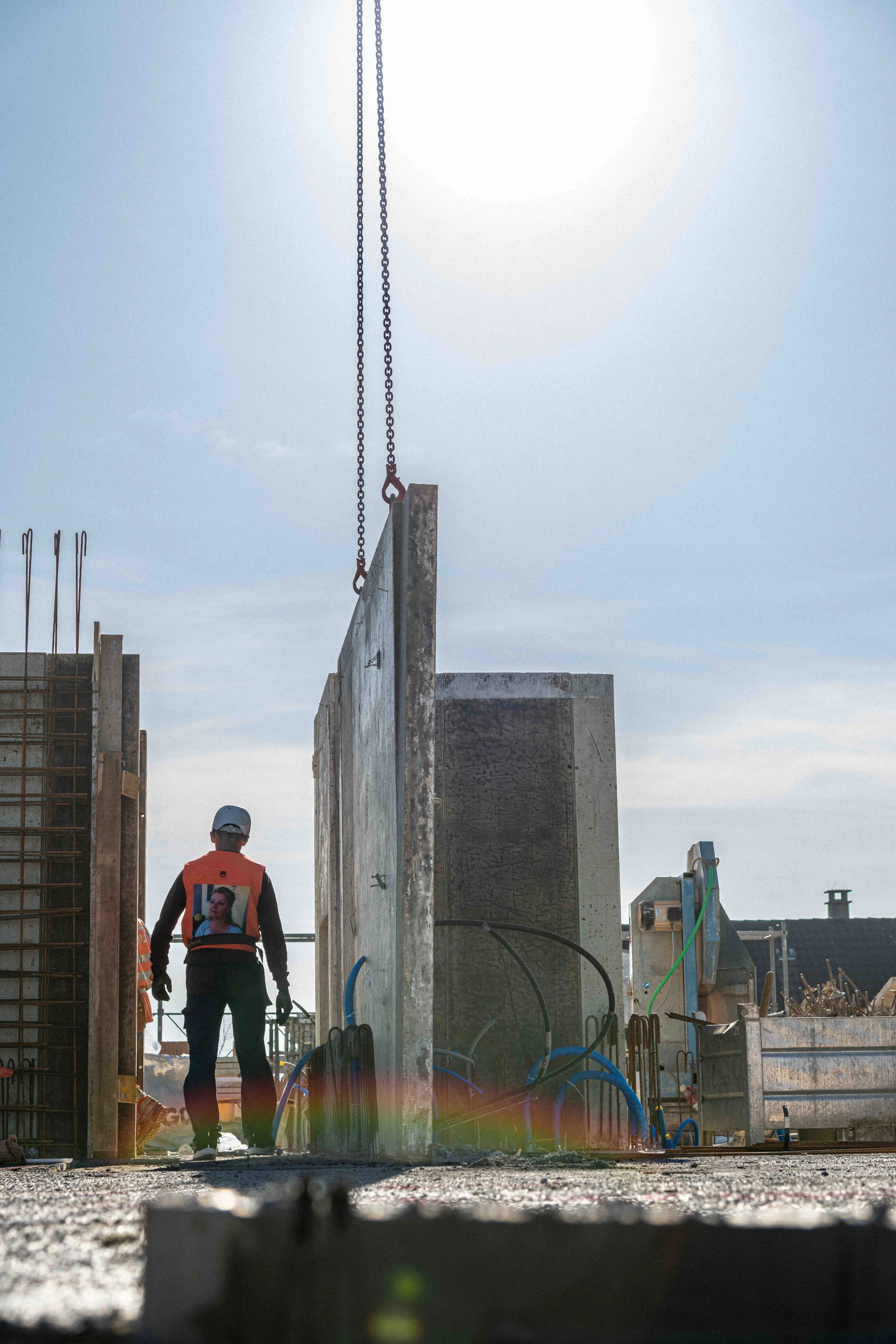 Bauarbeiter versetzt ein Schalungselement auf der Baustelle