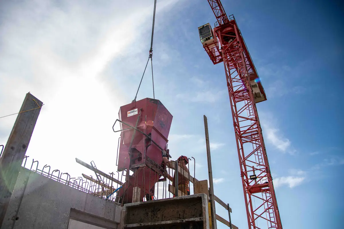 Baustelle der Gebr. Bachmann AG mit Kran während der Umgebungsarbeiten