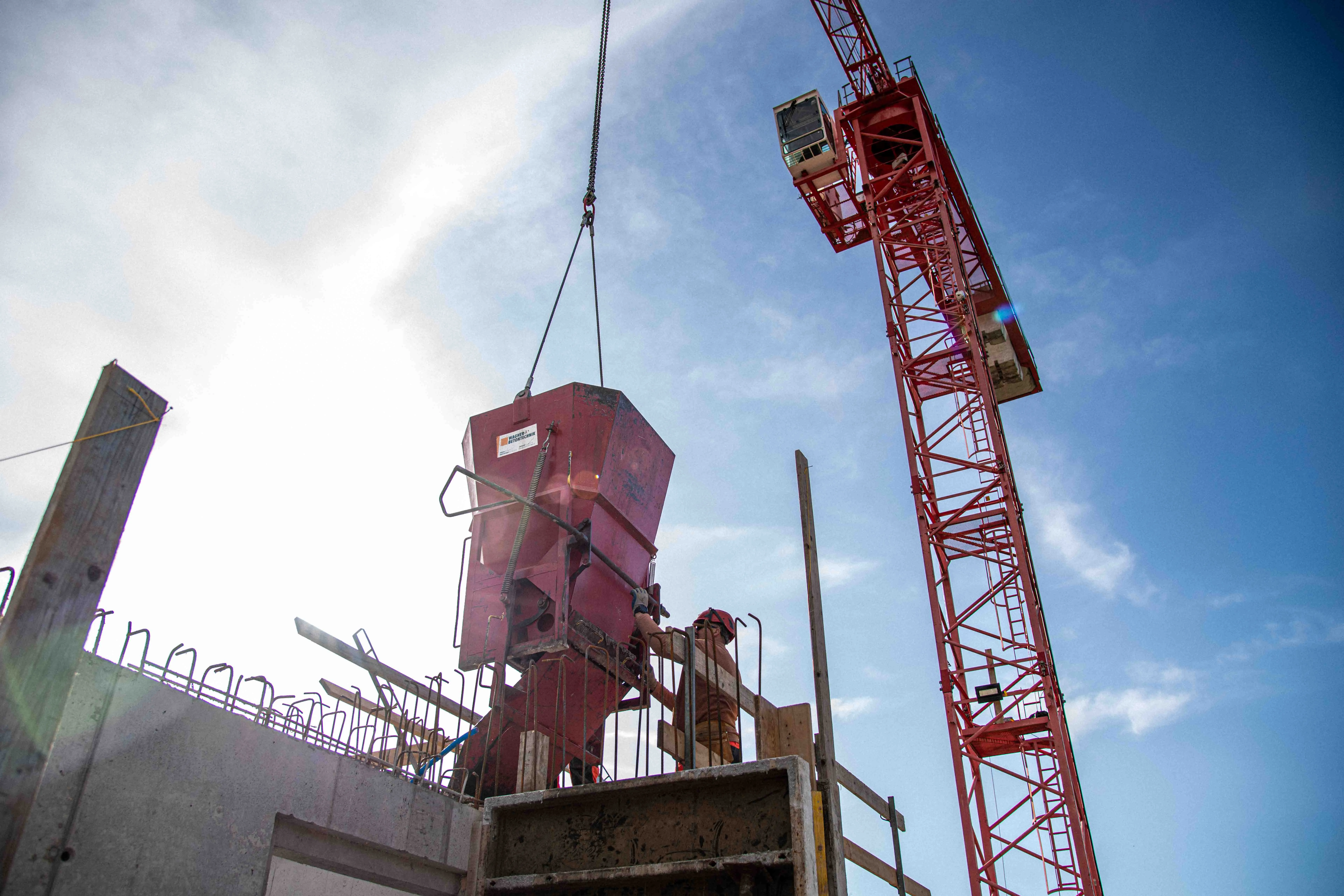 Betonarbeiten mit Kran auf einer Baustelle der Gebr. Bachmann AG