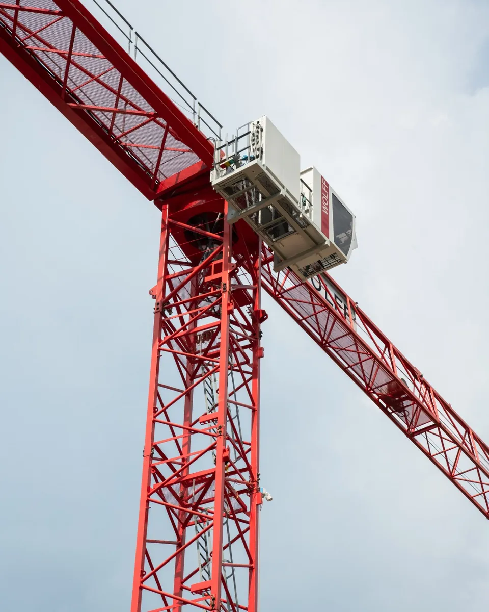 Instagram-Beitrag vom 9. September 2026: Roter Turmdrehkran über der Baustelle