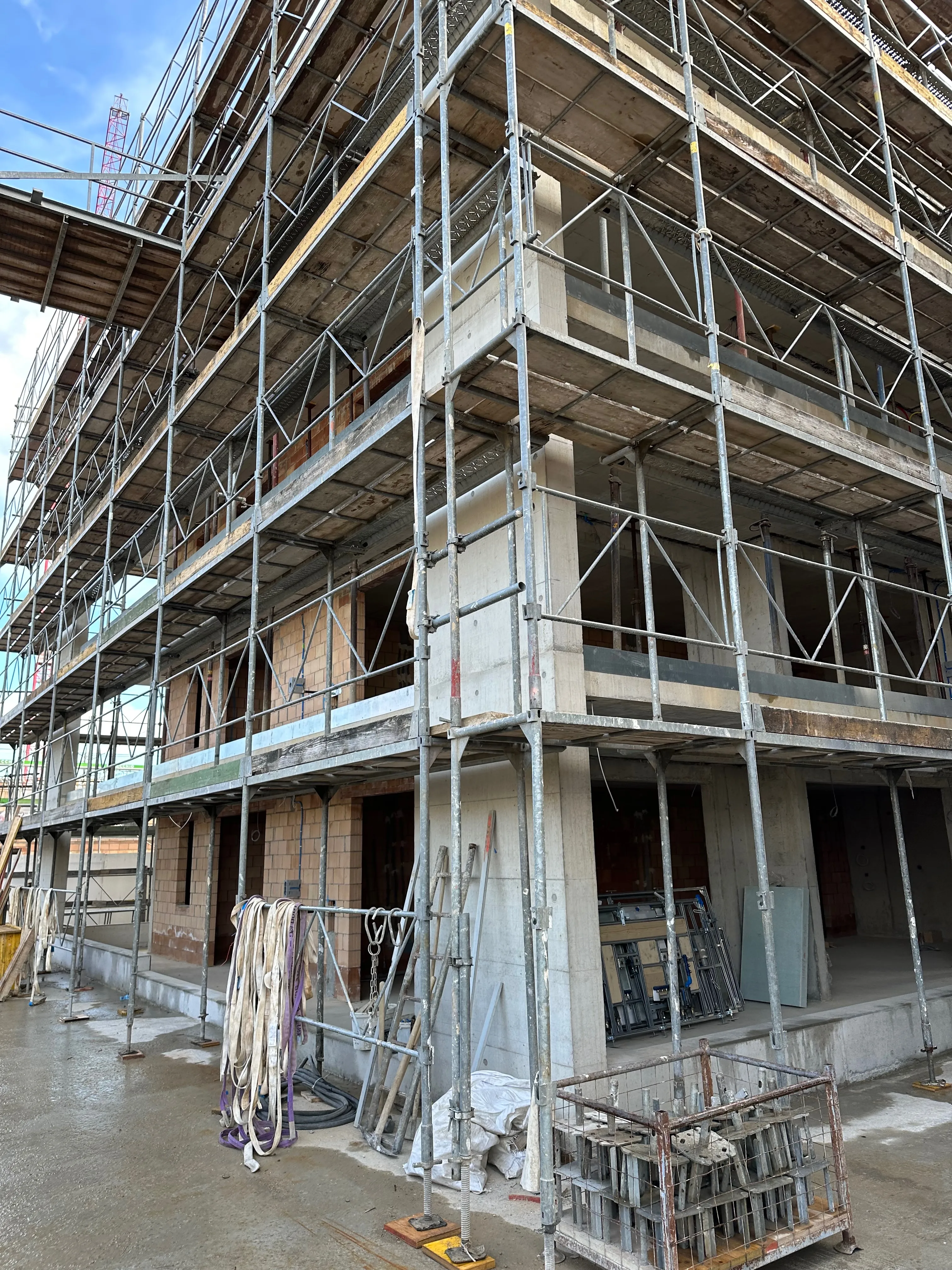 Eingerüsteter Neubau der Gebr. Bachmann AG in Uster
